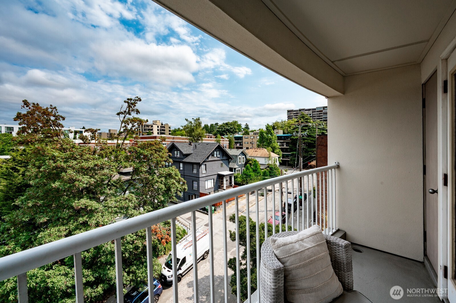 530 Melrose Avenue E #605, Seattle, WA 98102, photo 4 of 37