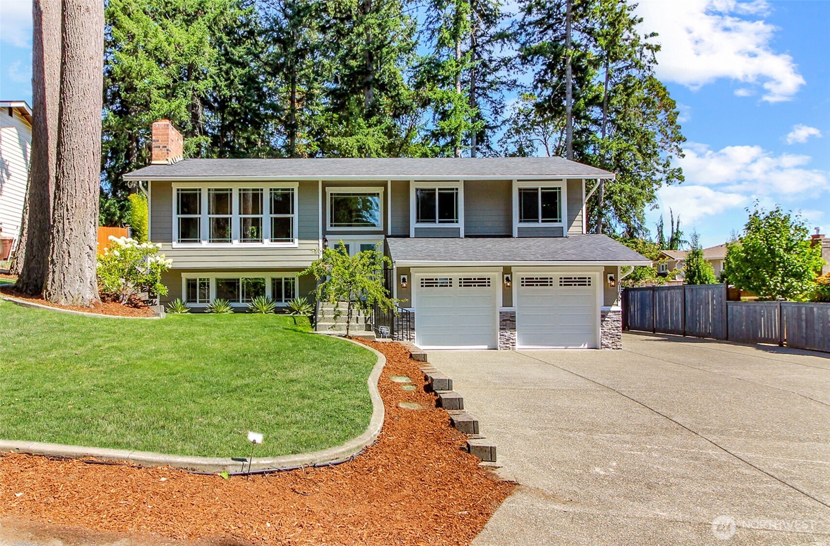 6109 50 St Court W