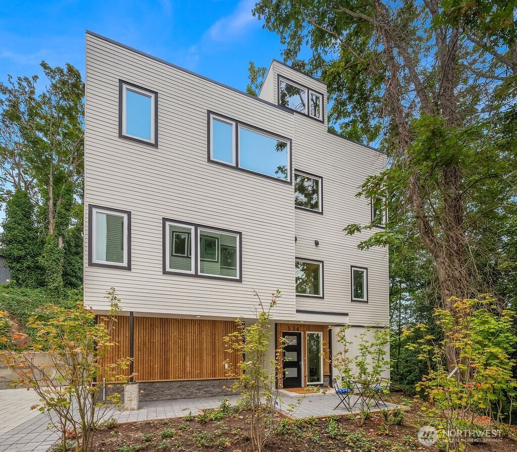 532 W Barrett Street