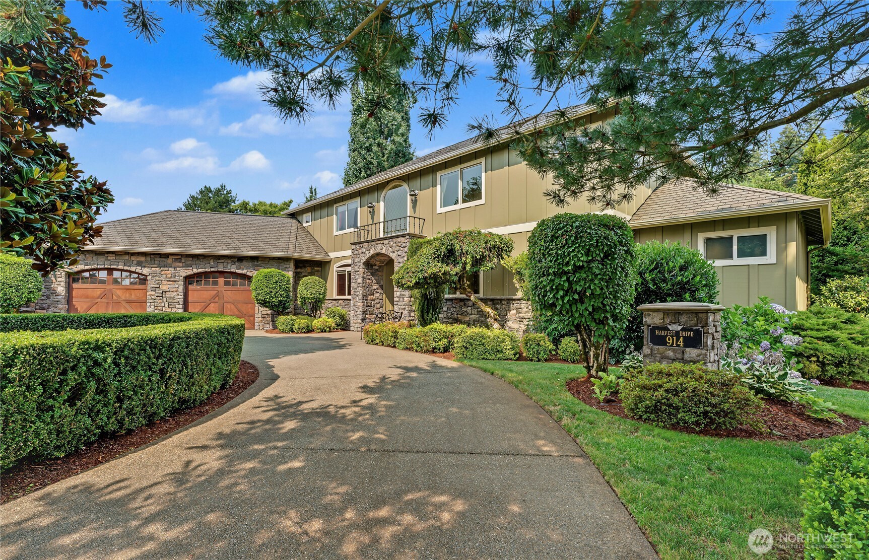 914 Harvest Drive SE