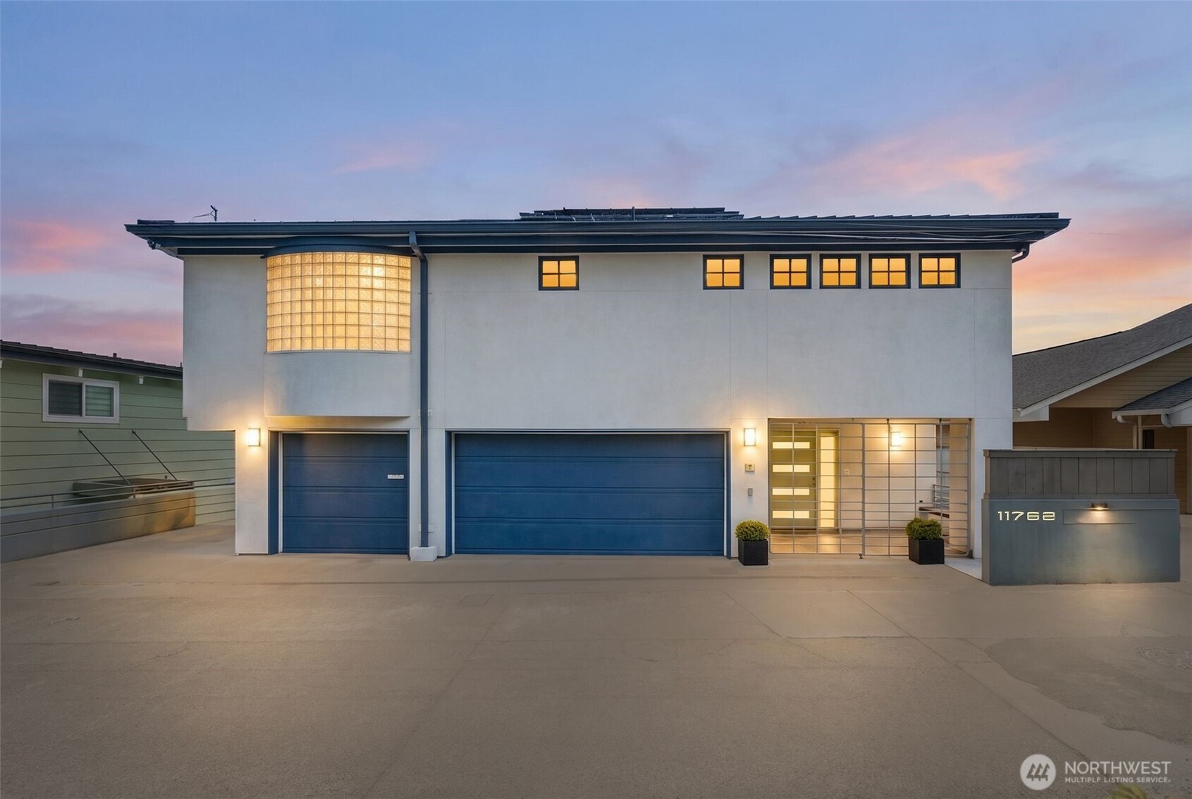 11762 Riviera Place NE, Seattle, WA 98125, photo 2 of 2