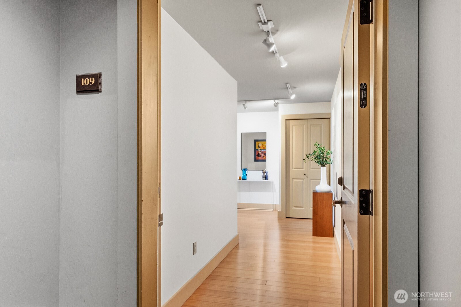 745 Bellevue Avenue E #109, Seattle, WA 98102-4484, photo 4 of 32