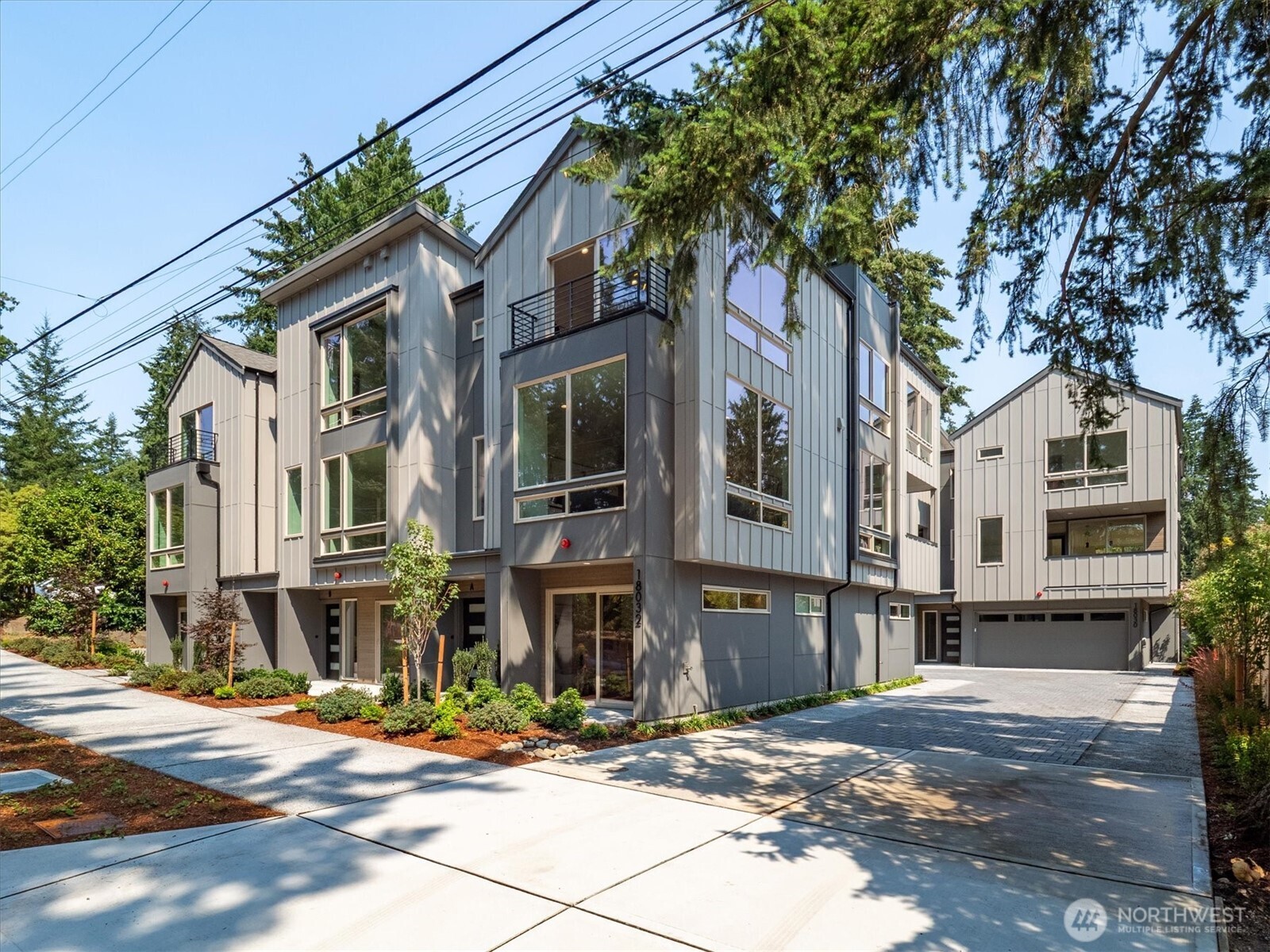 18032 - A Sunnyside Avenue N