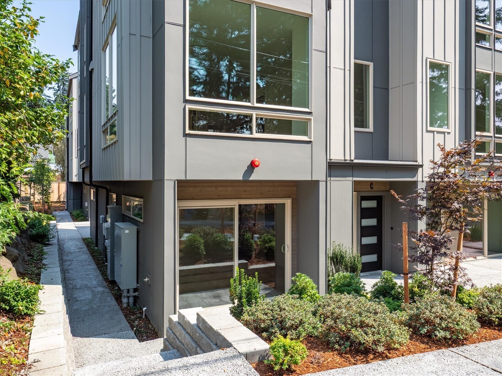18032 - C Sunnyside Avenue N