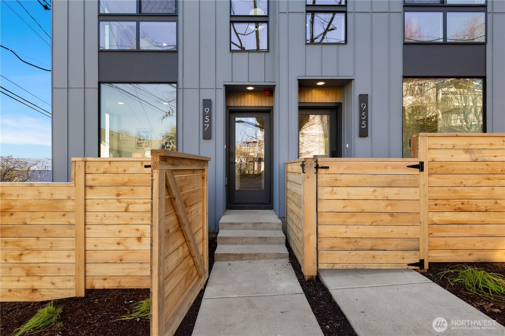 957 N 35th Street, Seattle, WA 98103, photo 2 of 2