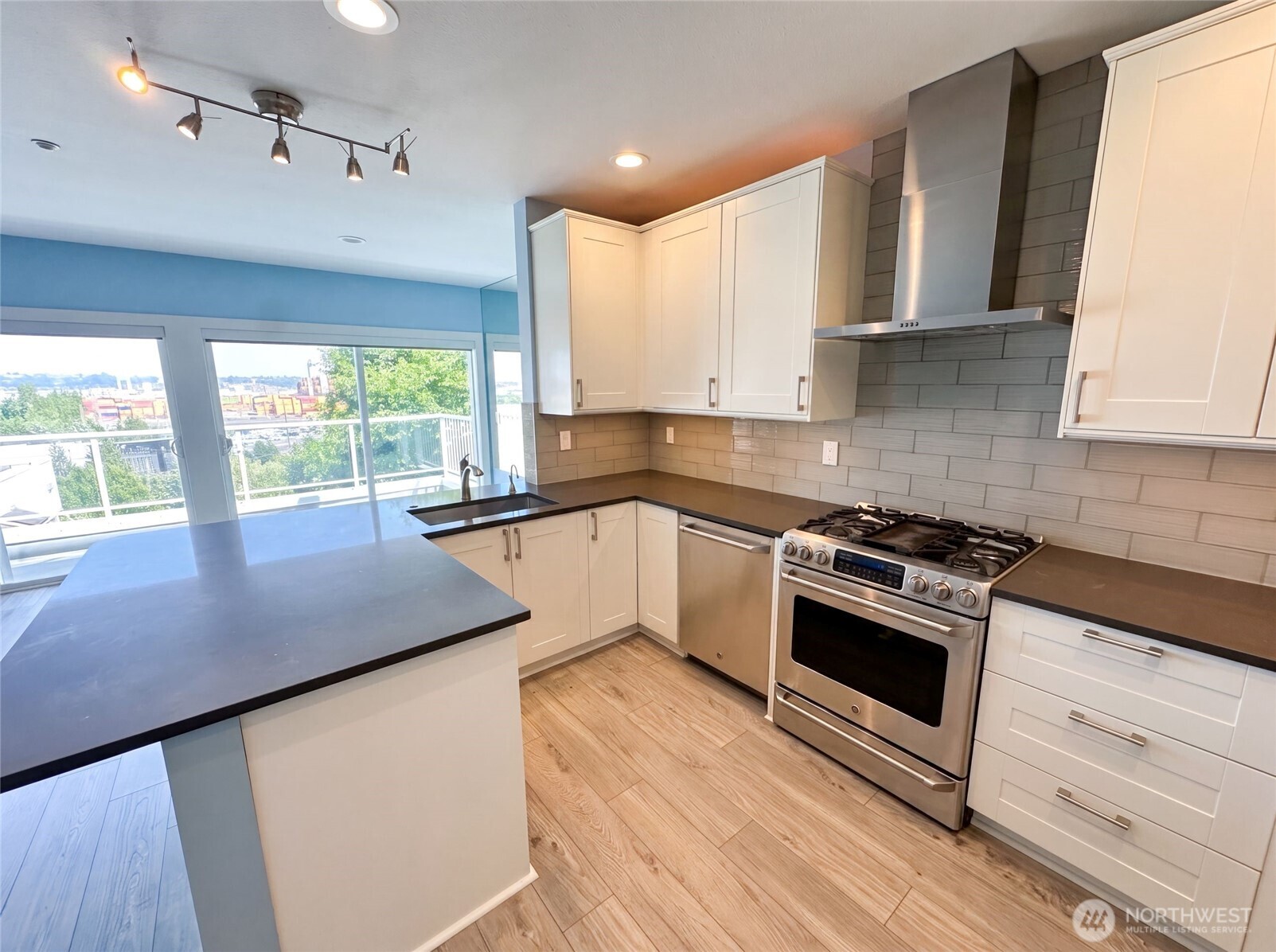 2325 Harbor Avenue SW #B2, Seattle, WA 98126, photo 2 of 23