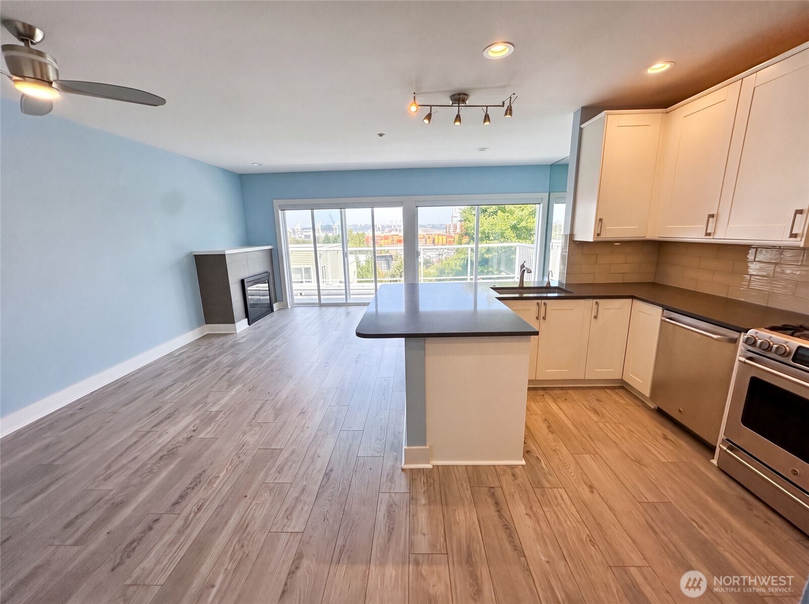 2325 Harbor Avenue SW #B2, Seattle, WA 98126, photo 3 of 23