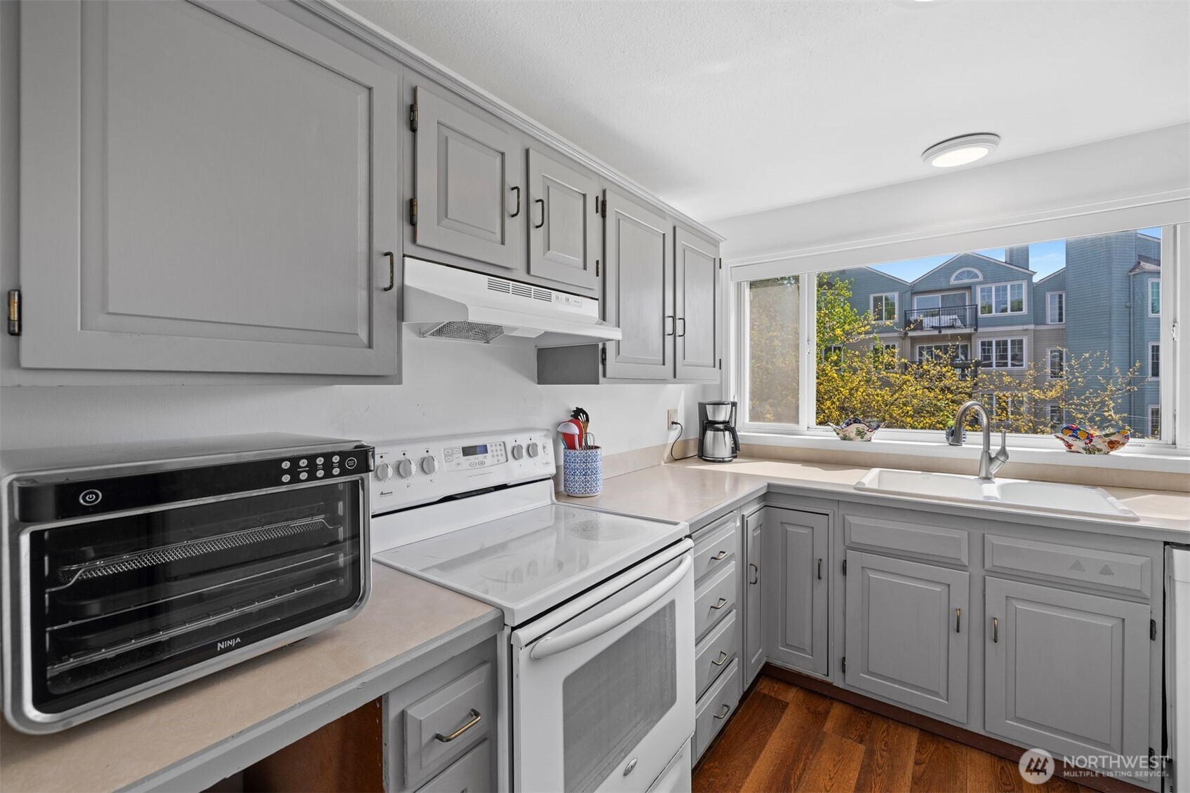 303 13th Avenue E #301, Seattle, WA 98102, photo 3 of 28