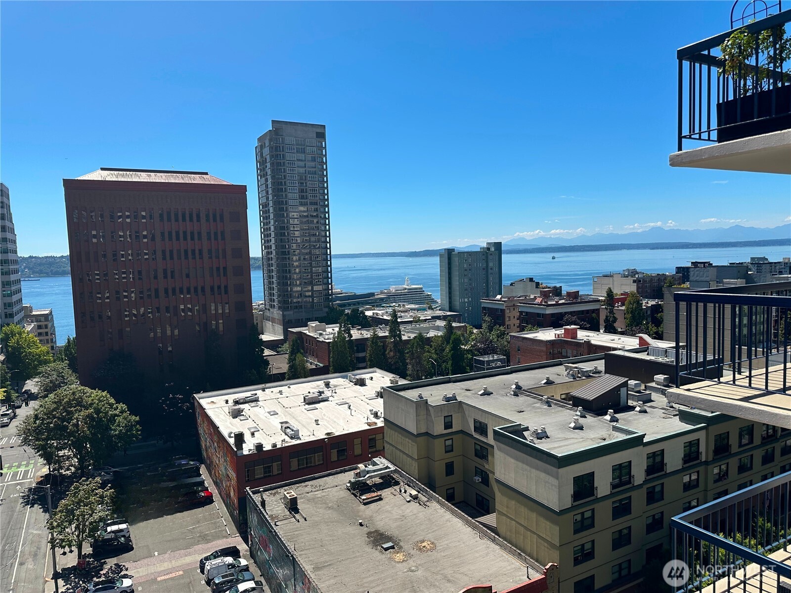 2100 3rd Avenue #1401, Seattle, WA 98121, photo 2 of 10