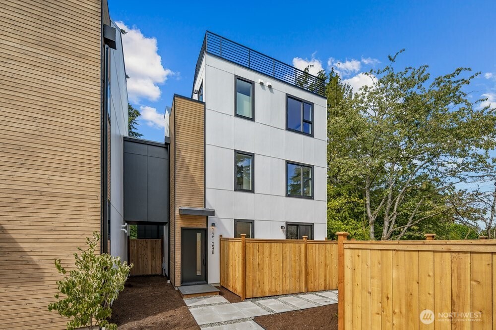 1212 B NE 100th Street