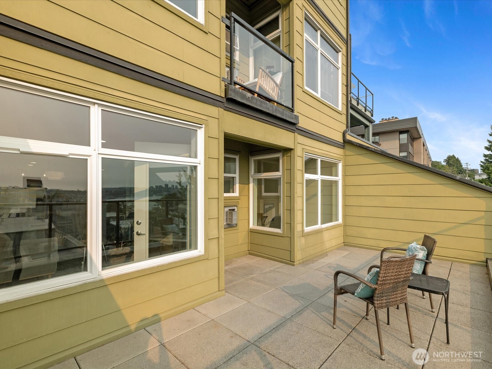 655 W Crockett Street #A202, Seattle, WA 98109, photo 3 of 40