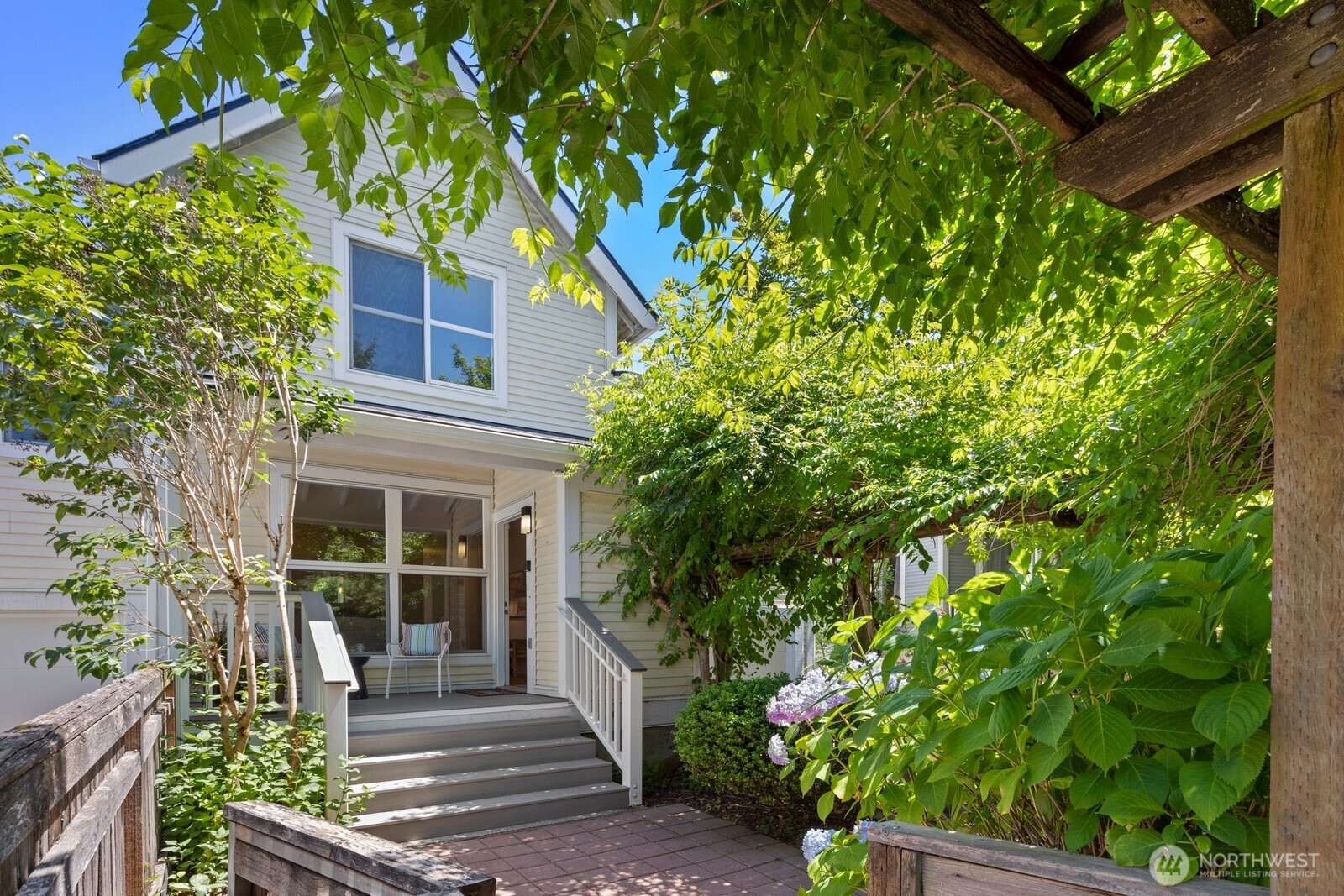 6726 35th Place S, Seattle, WA 98118, photo 2 of 27