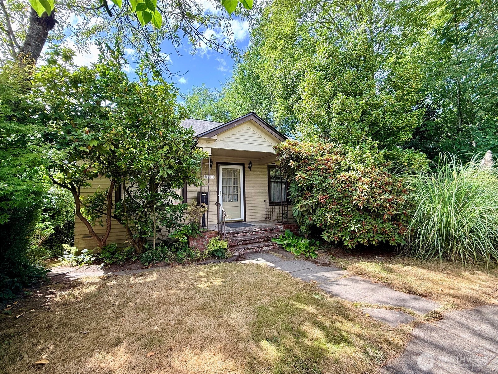 7011 14th Avenue NE, Seattle, WA 98115, photo 2 of 2