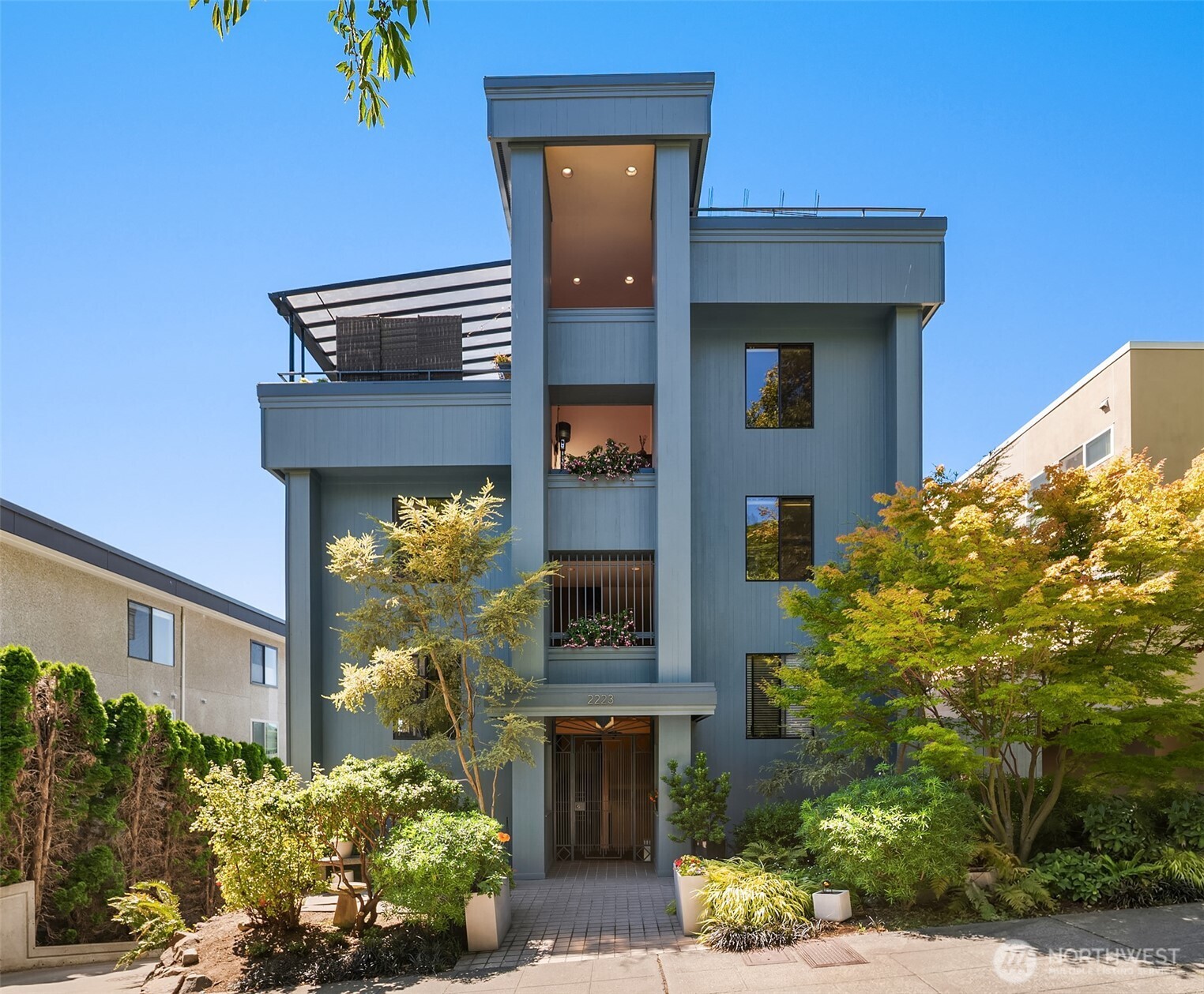 2223 13th Avenue W #301, Seattle, WA 98119, photo 2 of 32