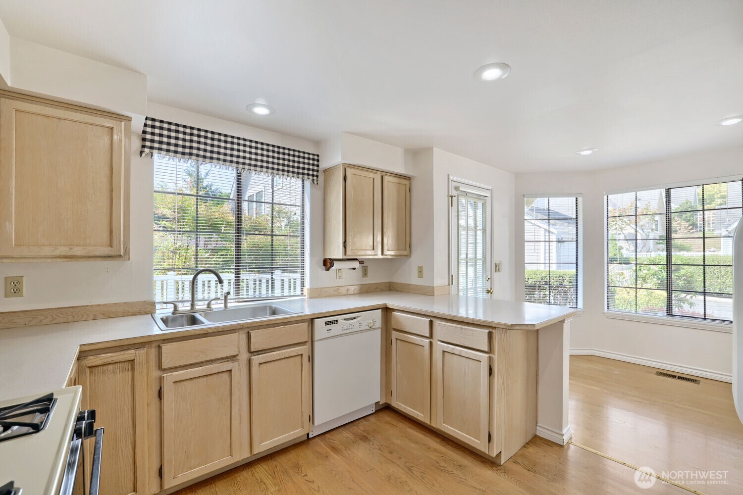 10063 Wallingford Avenue N, Seattle, WA 98133, photo 4 of 29