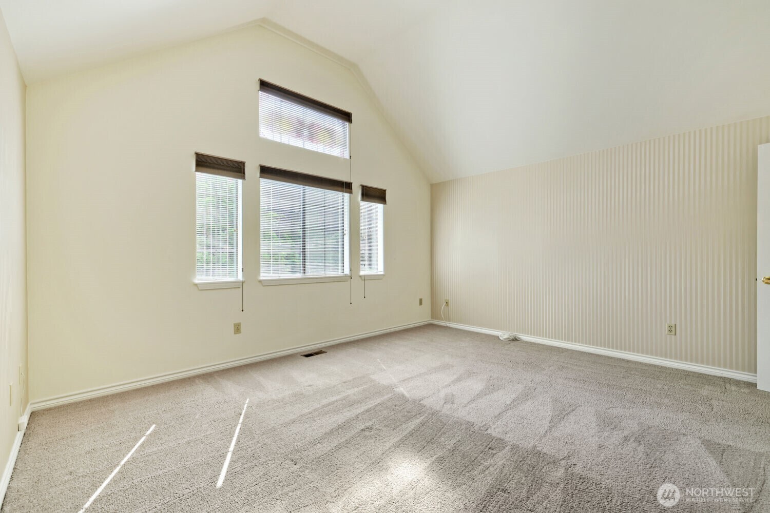 10063 Wallingford Avenue N, Seattle, WA 98133, photo 5 of 29