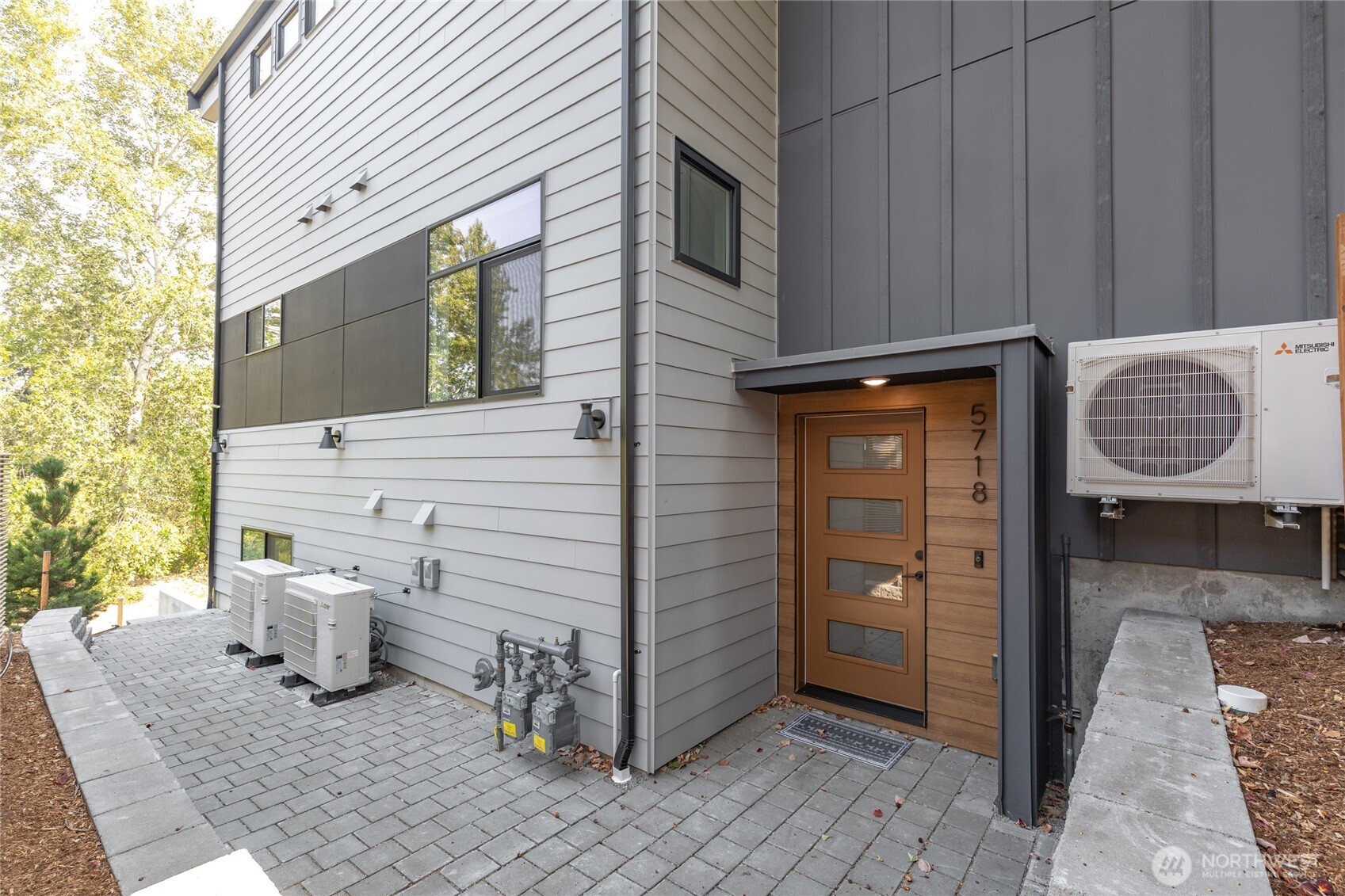 5718 NE 65th Street, Seattle, WA 98115, photo 2 of 24