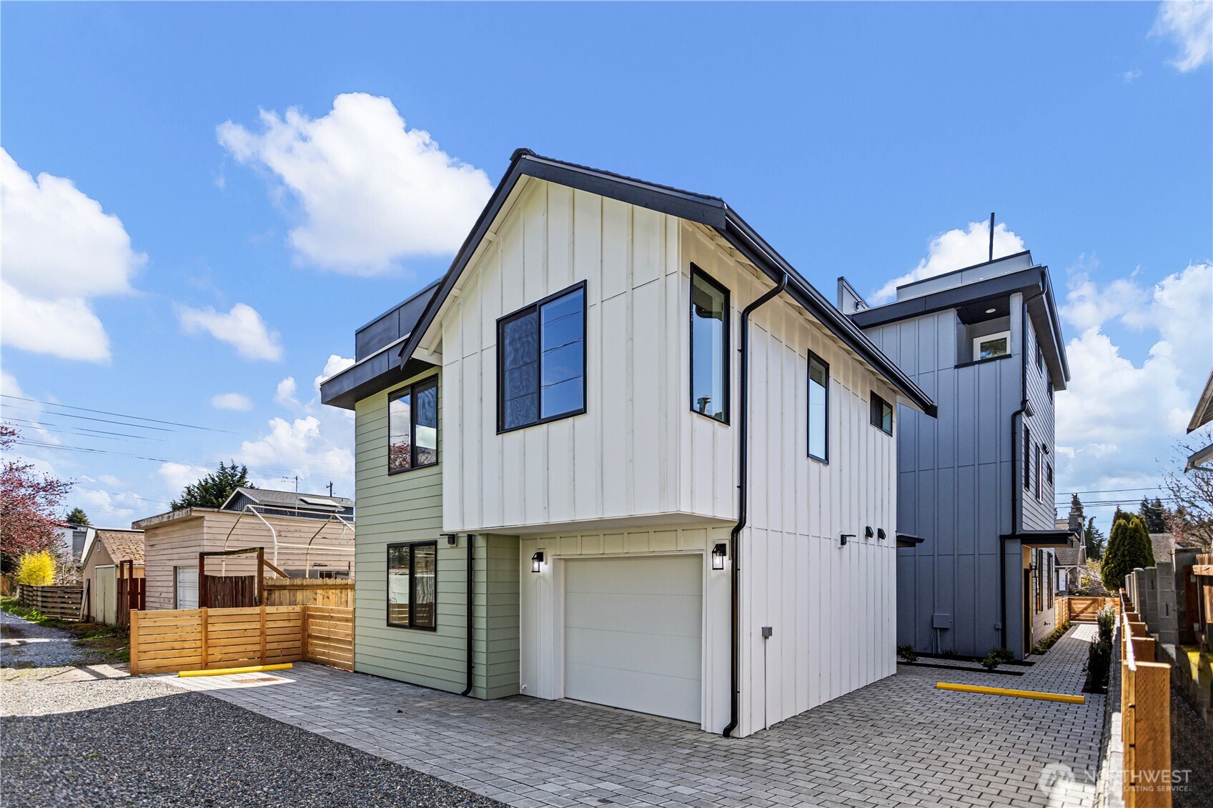 516 N 102nd Street, Seattle, WA 98133, photo 2 of 17