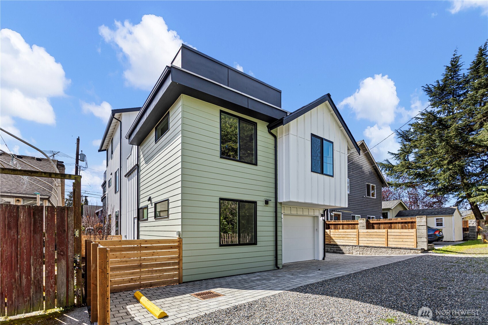 516 N 102nd Street, Seattle, WA 98133, photo 3 of 17