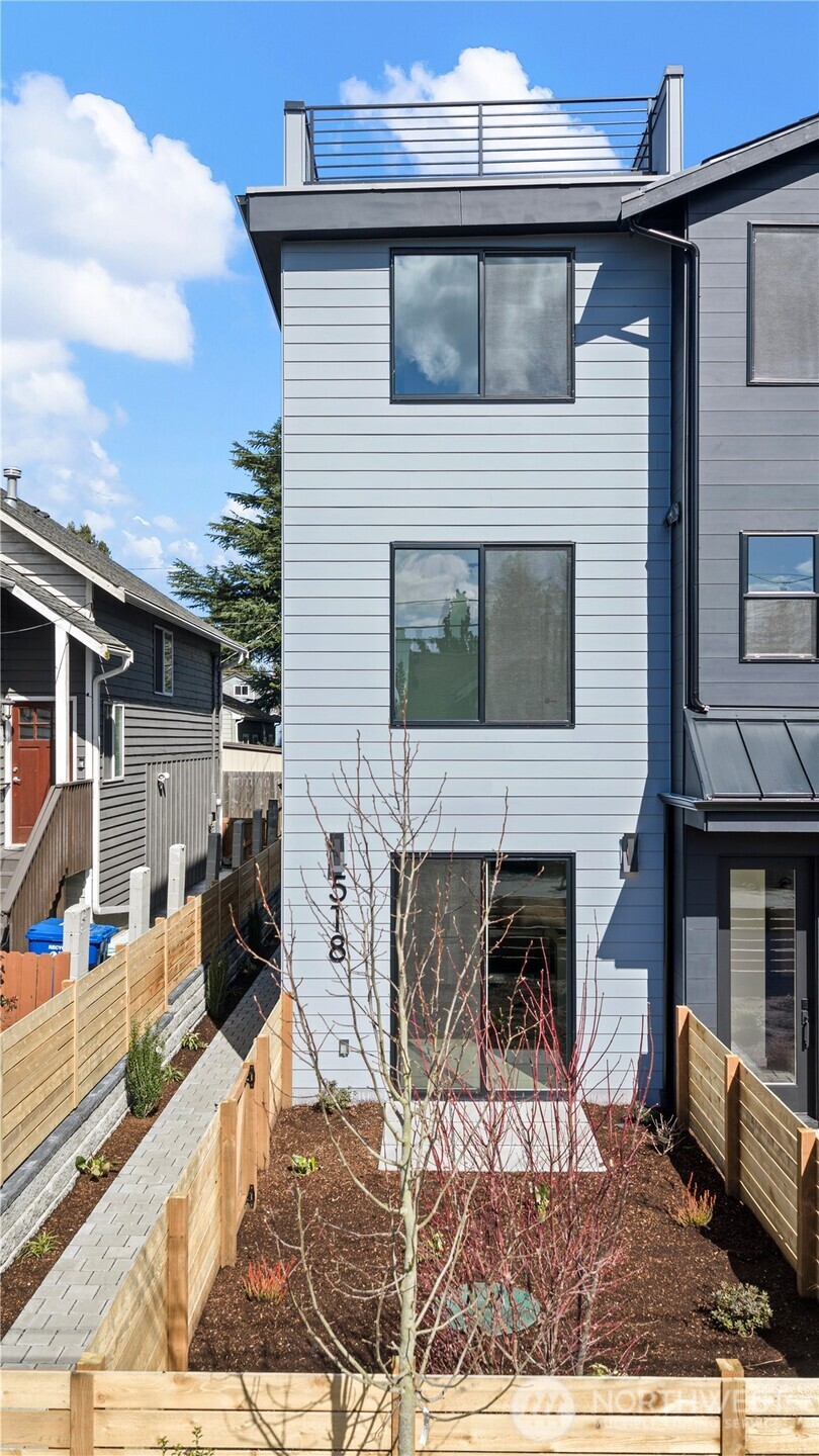 518 N 102nd Street, Seattle, WA 98133, photo 3 of 14