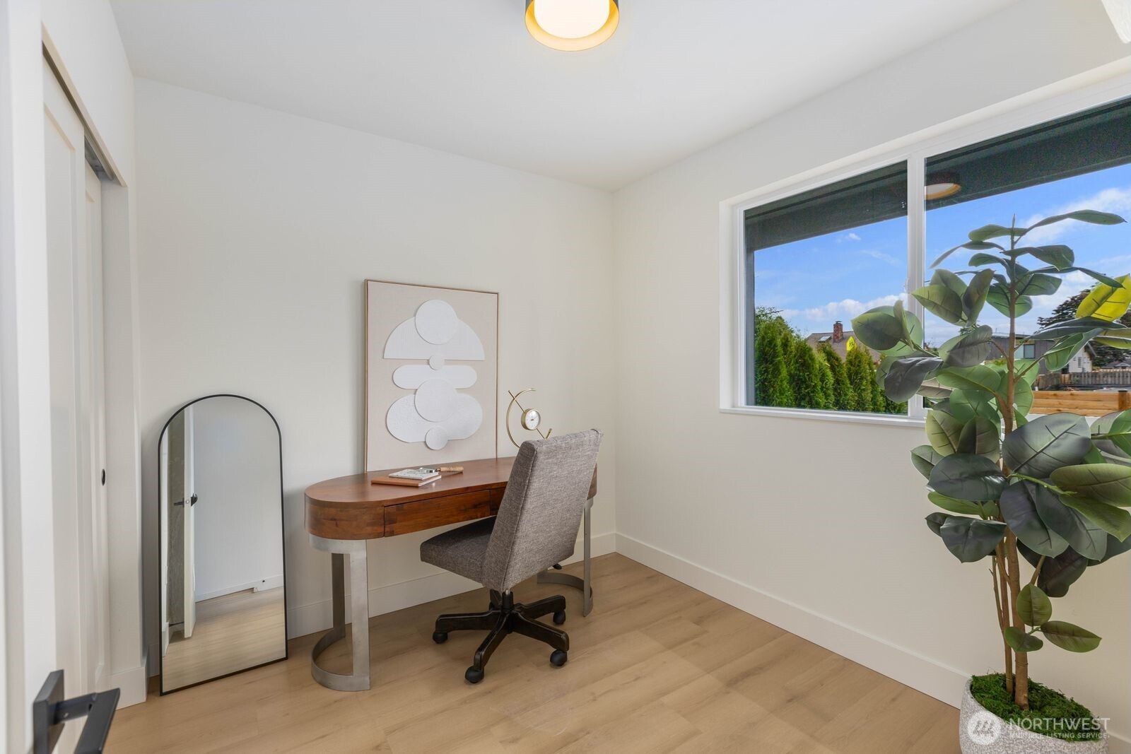 11748 Dayton Avenue N, Seattle, WA 98133, photo 5 of 40