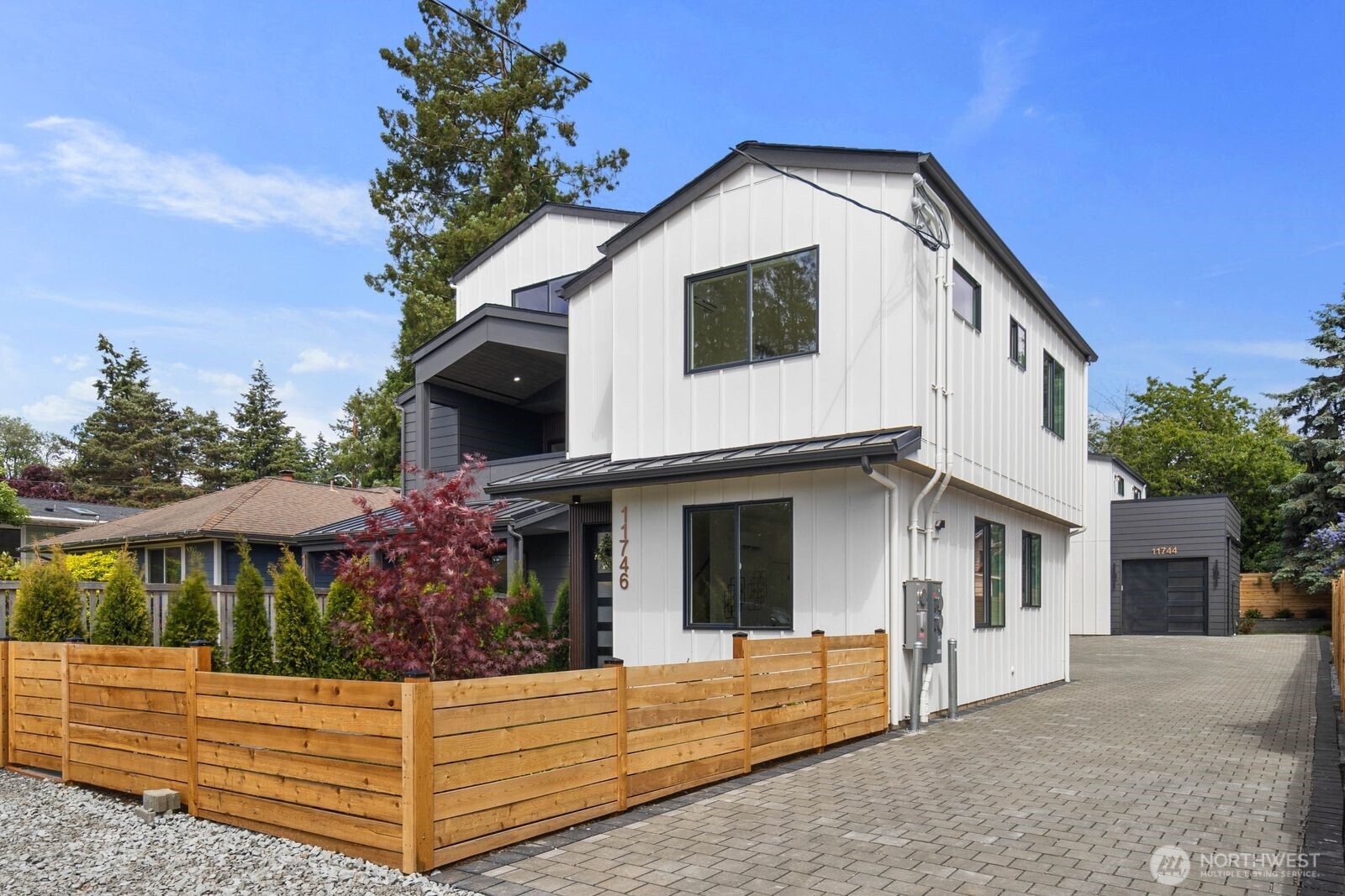 11746 Dayton Avenue N, Seattle, WA 98133, photo 2 of 38