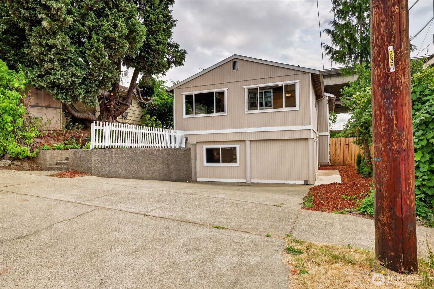 4042 5th Avenue NE