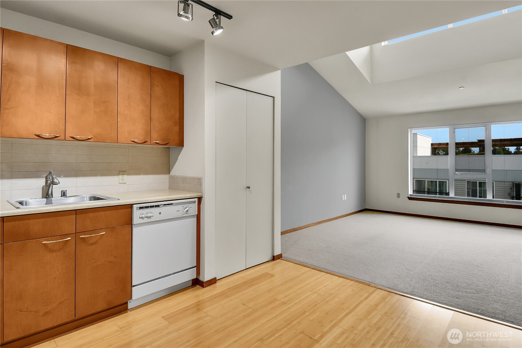 12334 31st Avenue NE #607, Seattle, WA 98125, photo 3 of 9