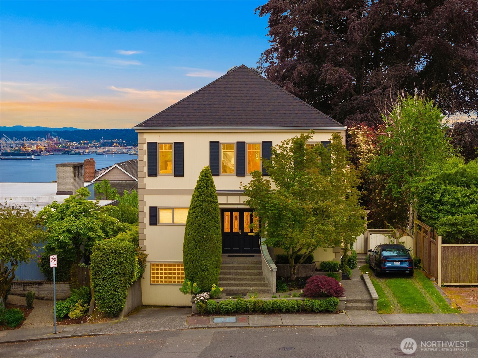 525 W Prospect Street #A, Seattle, WA 98119, photo 2 of 33