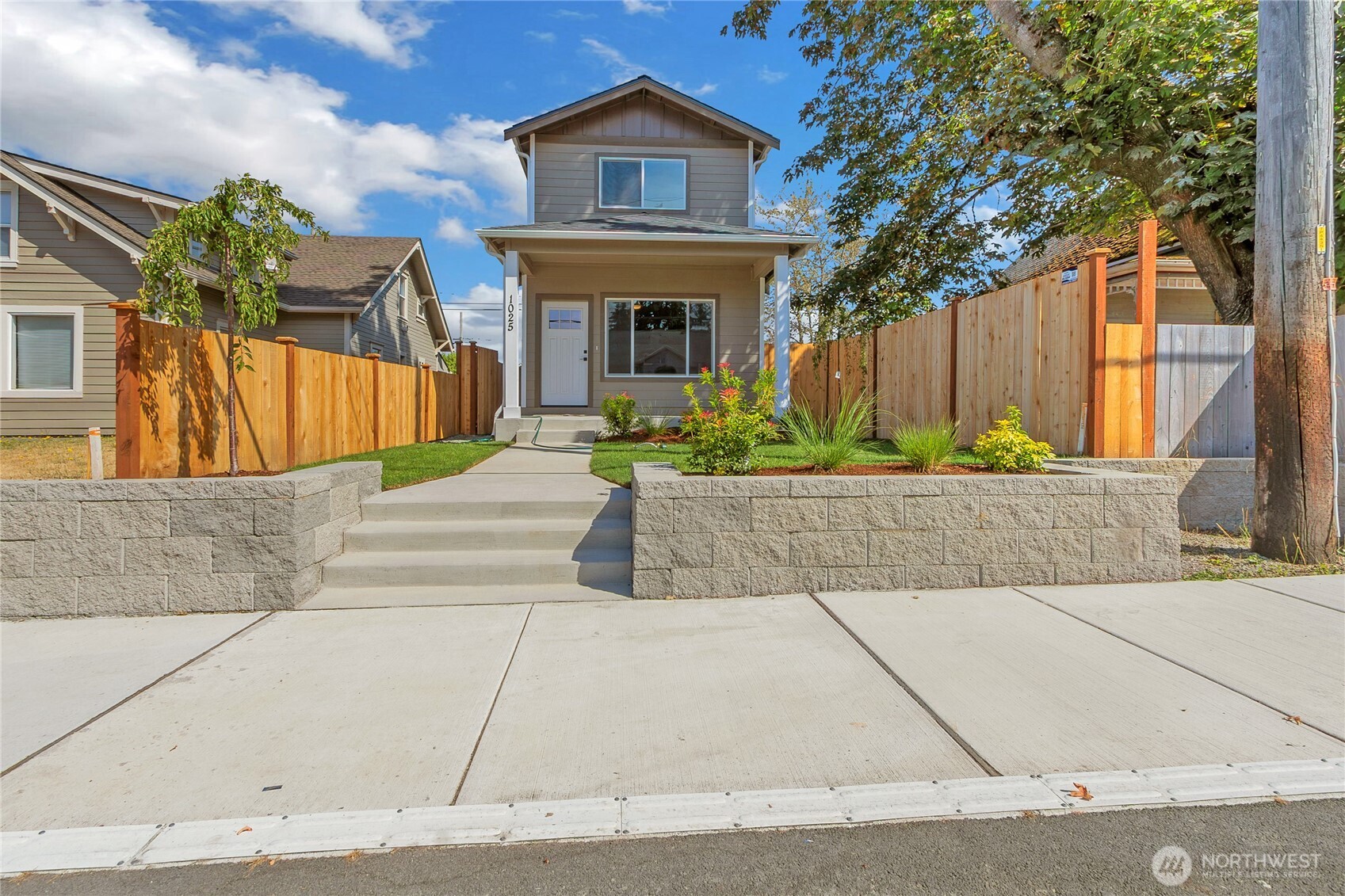 1025 E 64th S