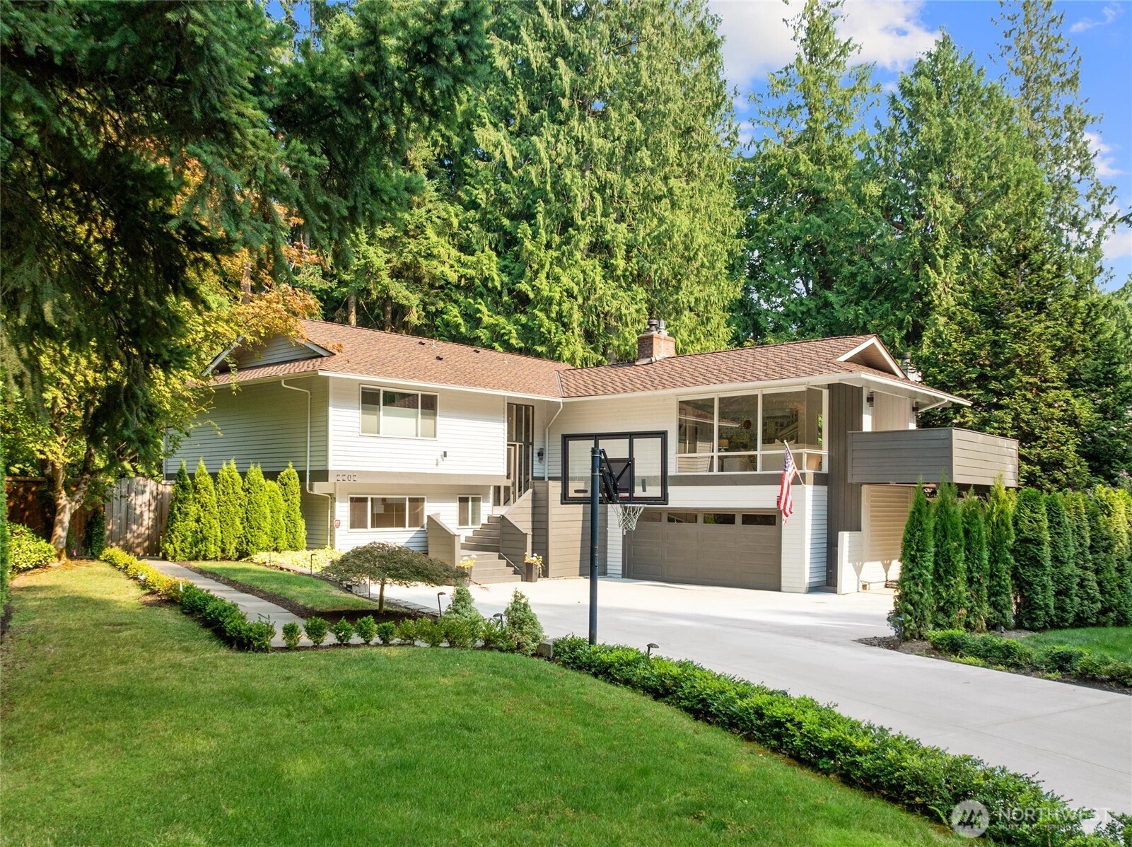 2202 Sahalee Drive E