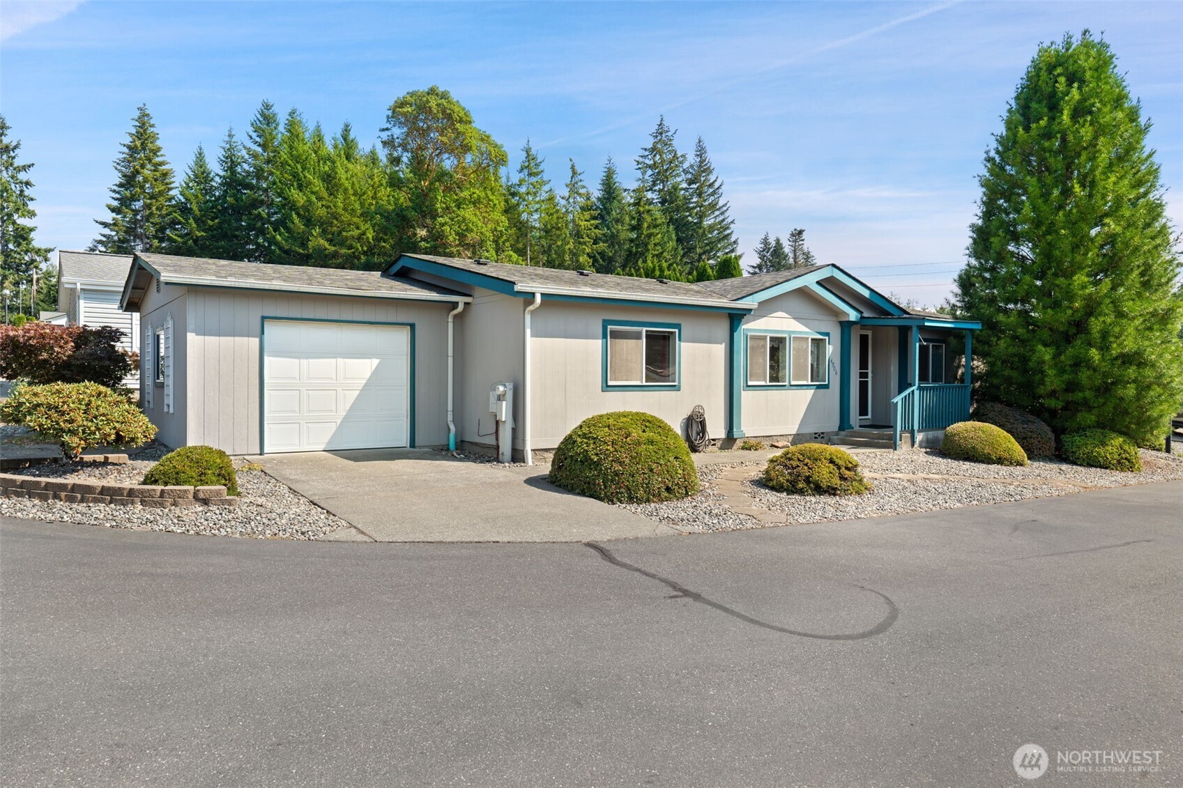 4906 Wildflower Lane NE
