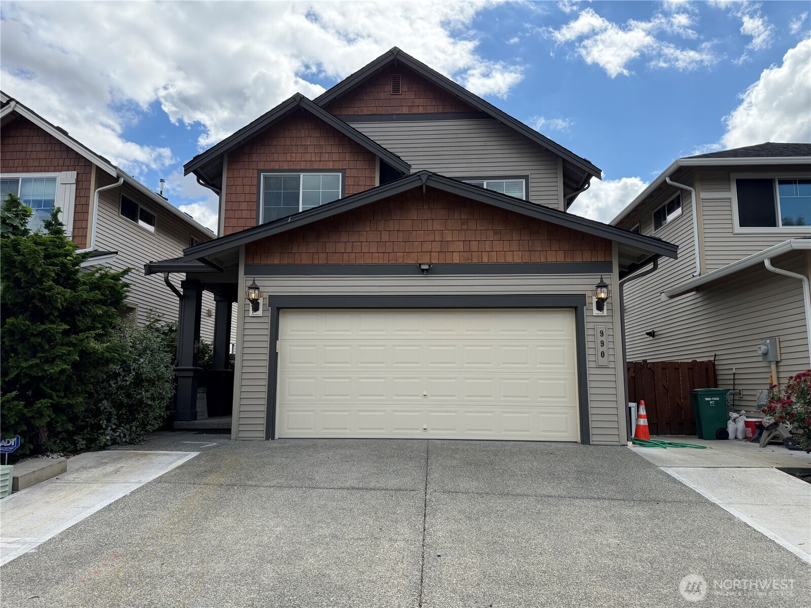 990 42nd Court NE