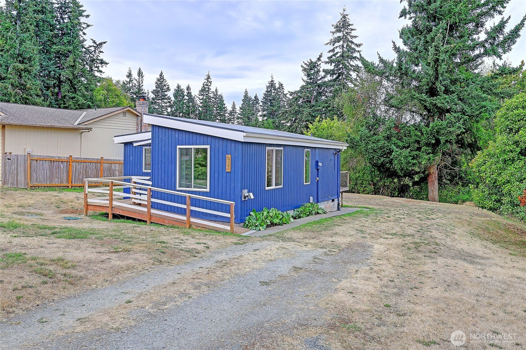 921 James Way