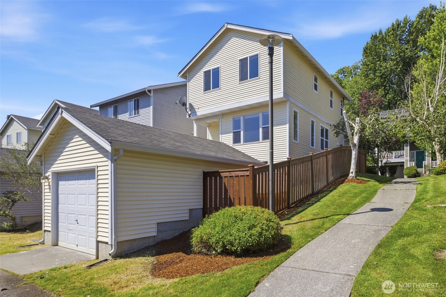 7624 39th Avenue S, Seattle, WA 98118, photo 2 of 3