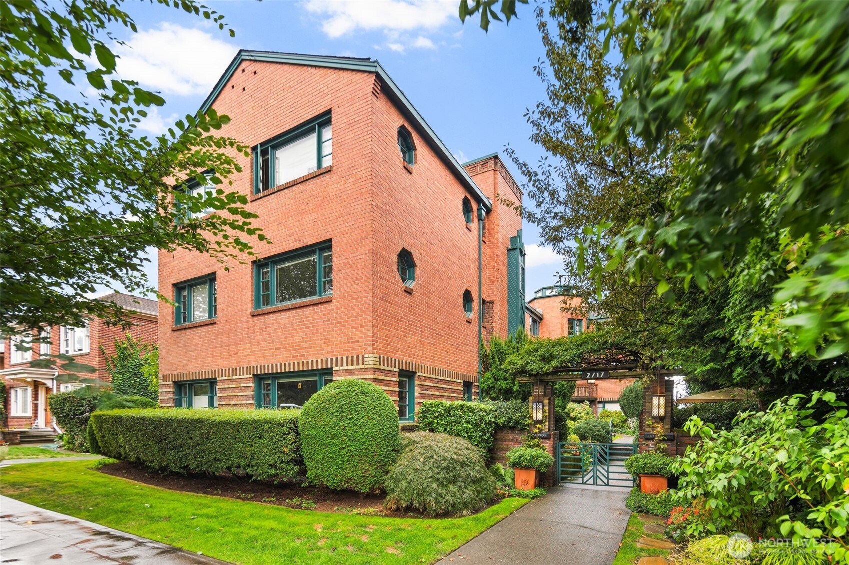 2717 Franklin Avenue E #102