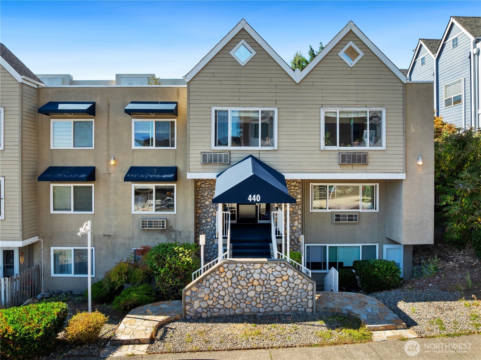 440 St Helens Avenue #202