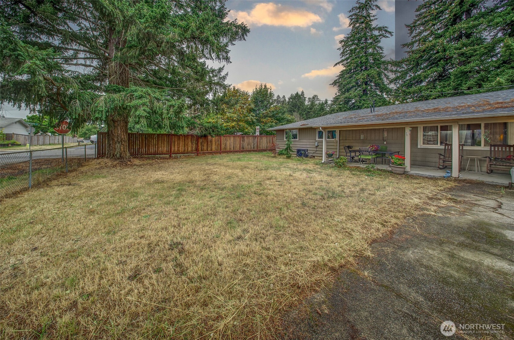 207 Seattle Street W