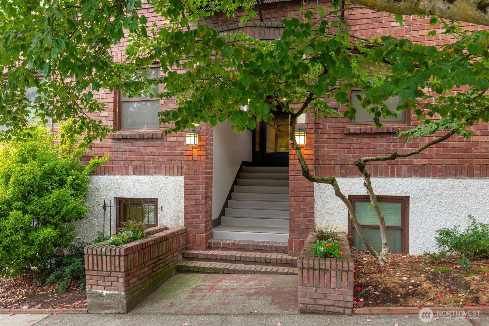 516 E Thomas Street #202