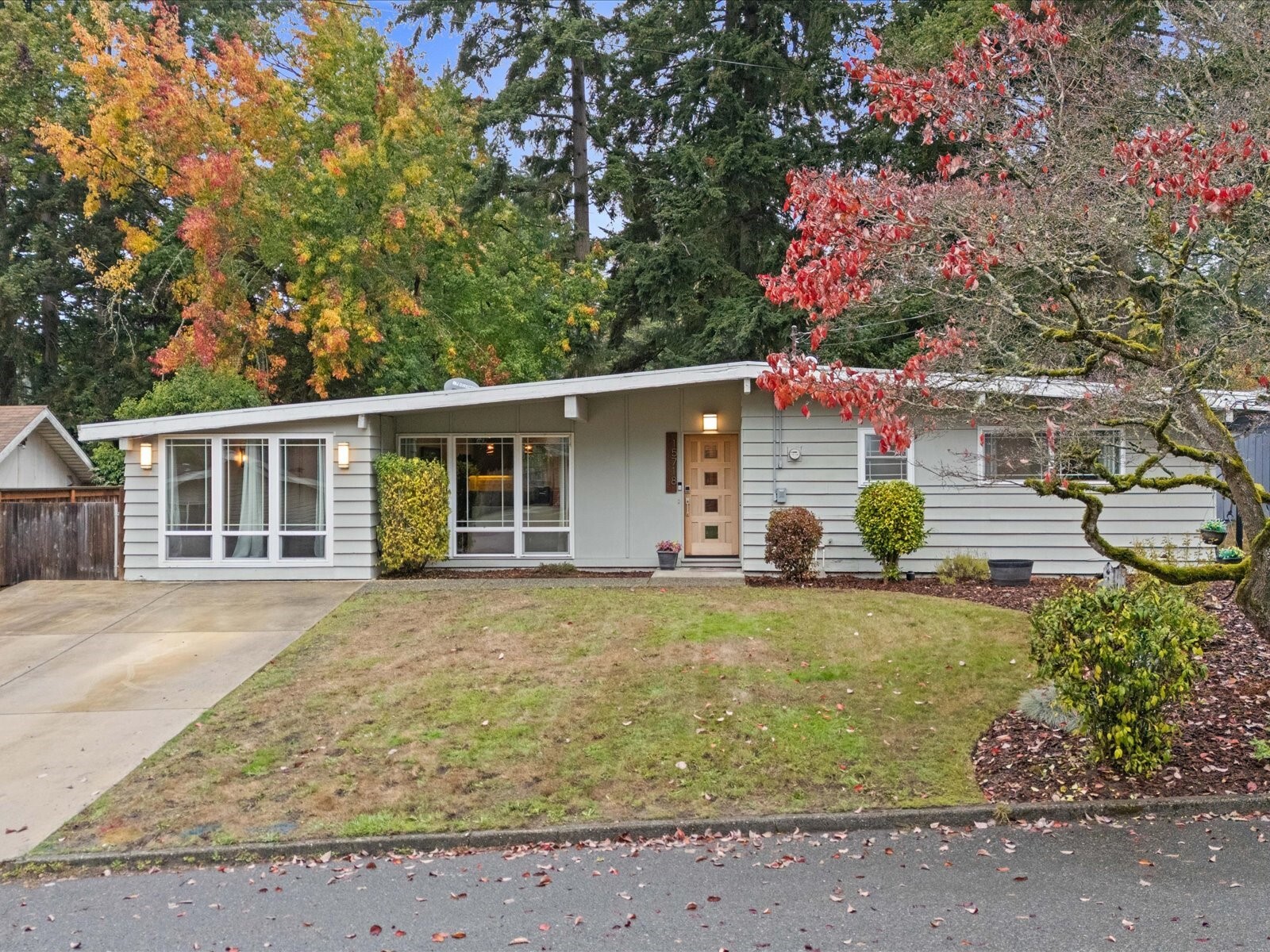 15718 NE 1st Place, Bellevue, WA 98008, photo 2 of 40