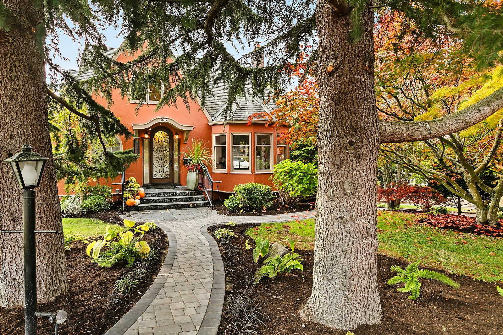 3639 Magnolia Boulevard W, Seattle, WA 98199, photo 2 of 38