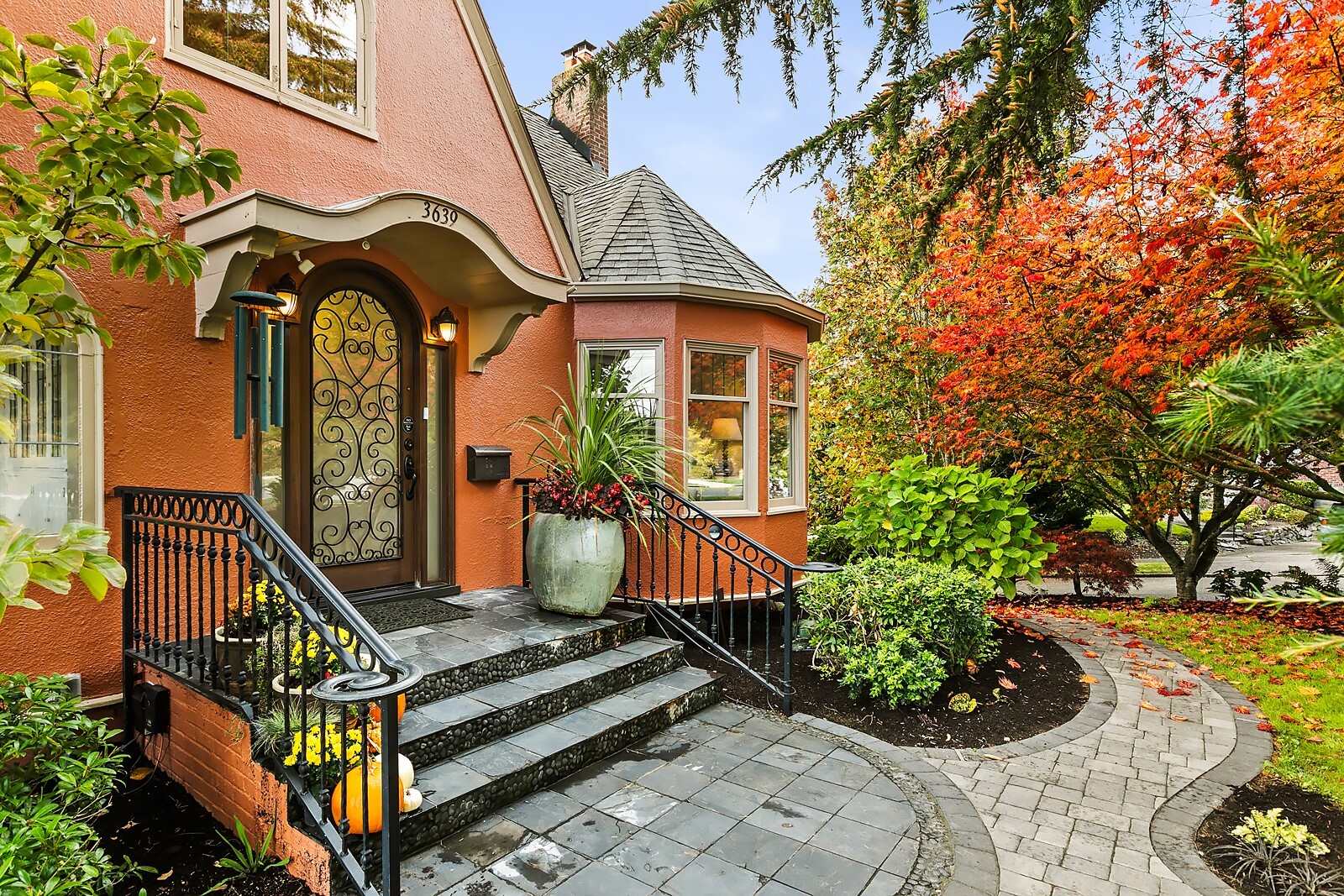 3639 Magnolia Boulevard W, Seattle, WA 98199, photo 3 of 38
